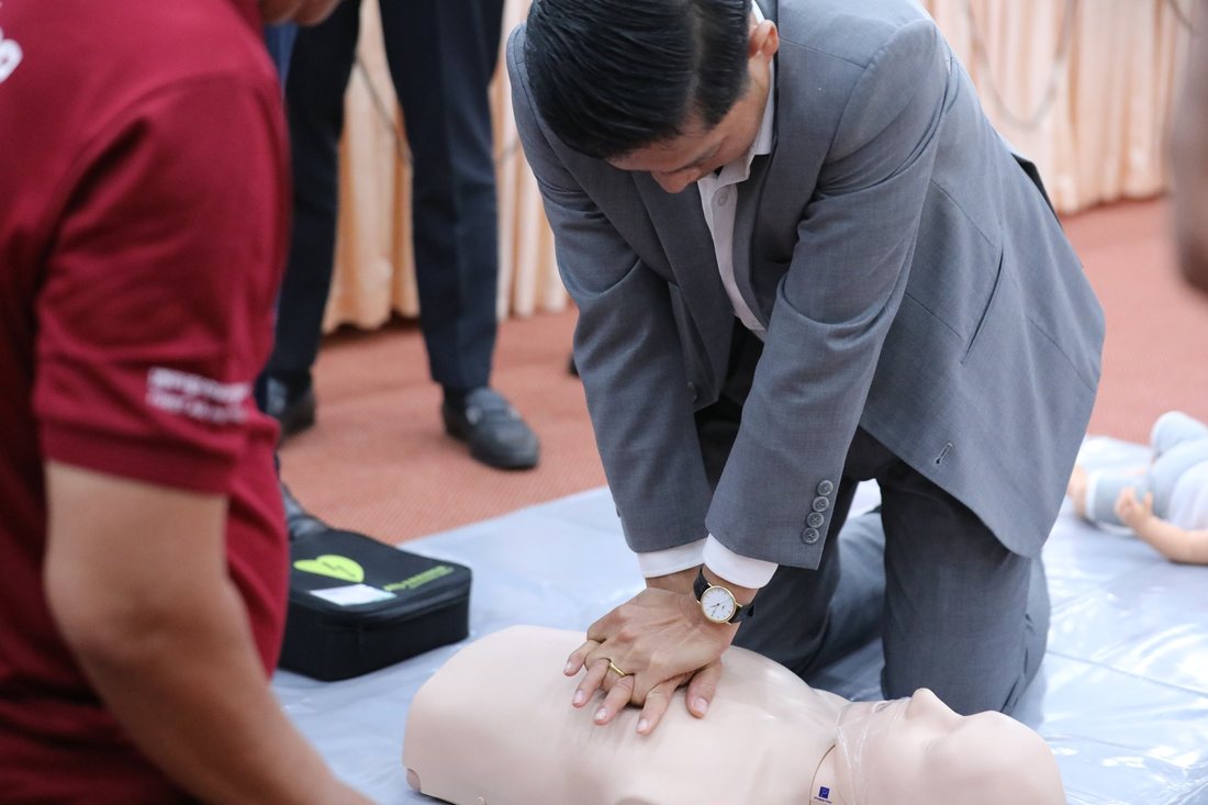 Vivest Powerbeat X3 AED Donation & Khmer-Language First Aid Training to CDC Cambodia